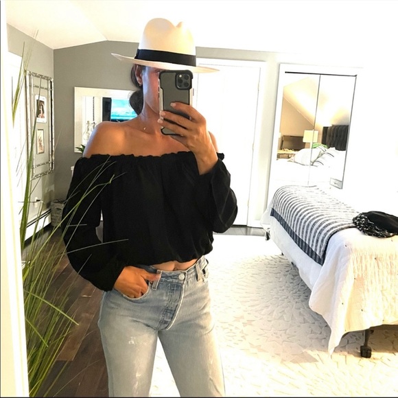 Brandy Melville Tops - Brandy Melville Crop Top